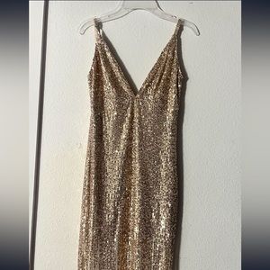 This is a formal dress perfect for proms are formal events !